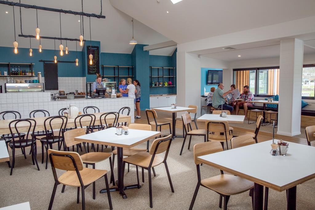 The Harvest Hotel Кромуел Екстериор снимка